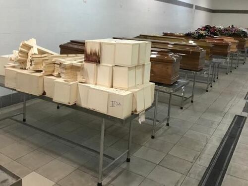 Napoli, spoglie lasciate a marcire nel cimitero di Poggioreale