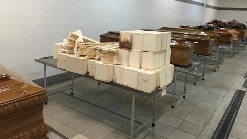 Napoli, spoglie lasciate a marcire nel cimitero di Poggioreale