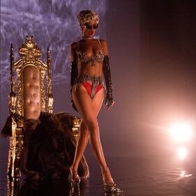 Rihanna, scatti bollenti dal nuovo video 9