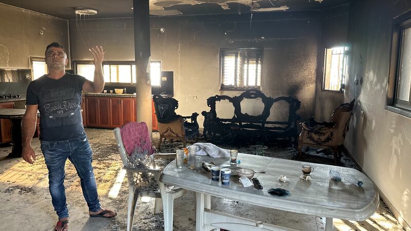Salotto di un palestinese dato alle fiamme dai coloni a Jit vicino a Nablus