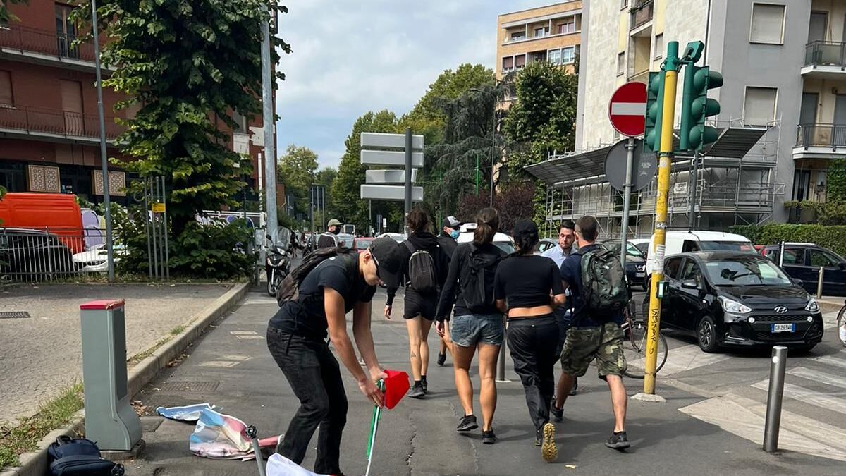 Assaltato il gazebo di Fratelli d’Italia in viale Papiniano