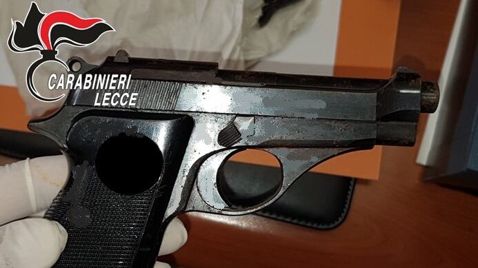 Lecce, custodiva la pistola in una cassetta di sicurezza: arrestato