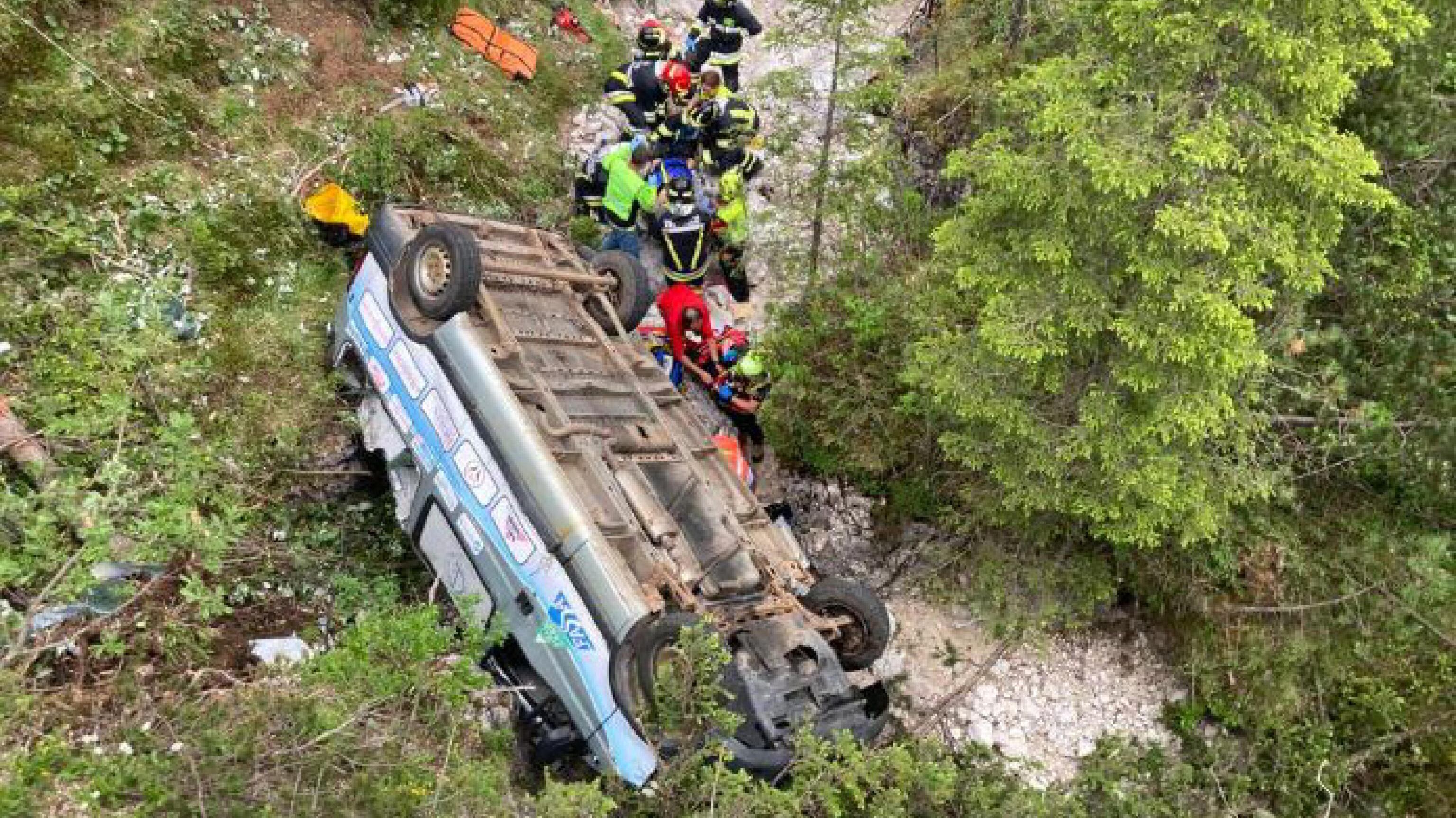 Paura in Trentino, furgone precipita in una scarpata: 9 feriti, fra cui un bambino
