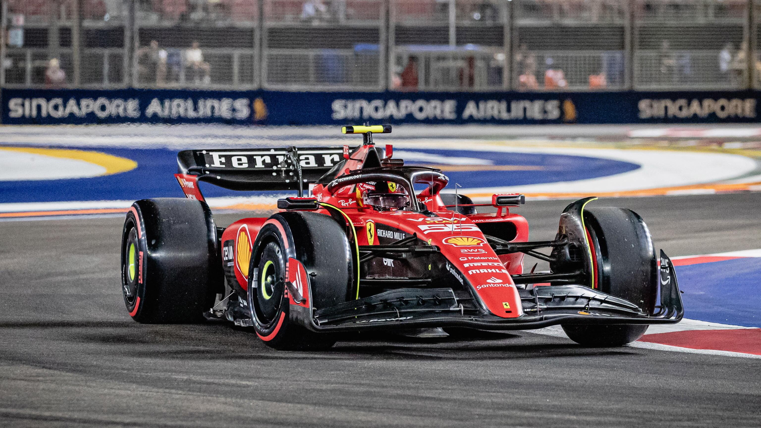 F1, a Singapore ancora una pole di Sainz, terzo Leclerc, male Verstappen
