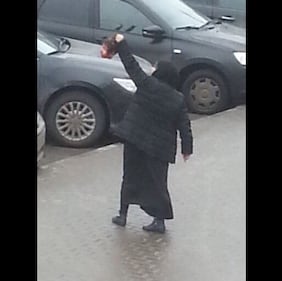 Mosca, donna urla "Allah Akbar" e mostra una testa mozzata 3