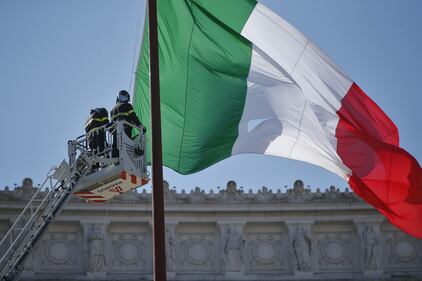 Virginia Raggi all'altare della Patria 1