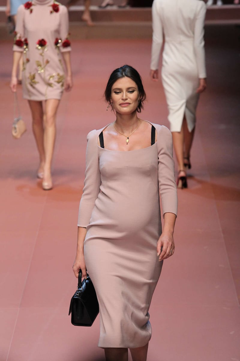 Bianca Balti sfila al sesto mese di gravidanza 3