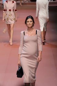 Bianca Balti sfila al sesto mese di gravidanza 3