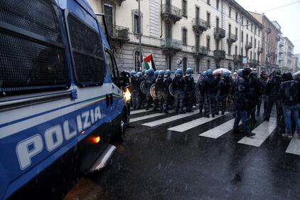 Scontri a Milano tra Forza Nuova e i centri sociali 6