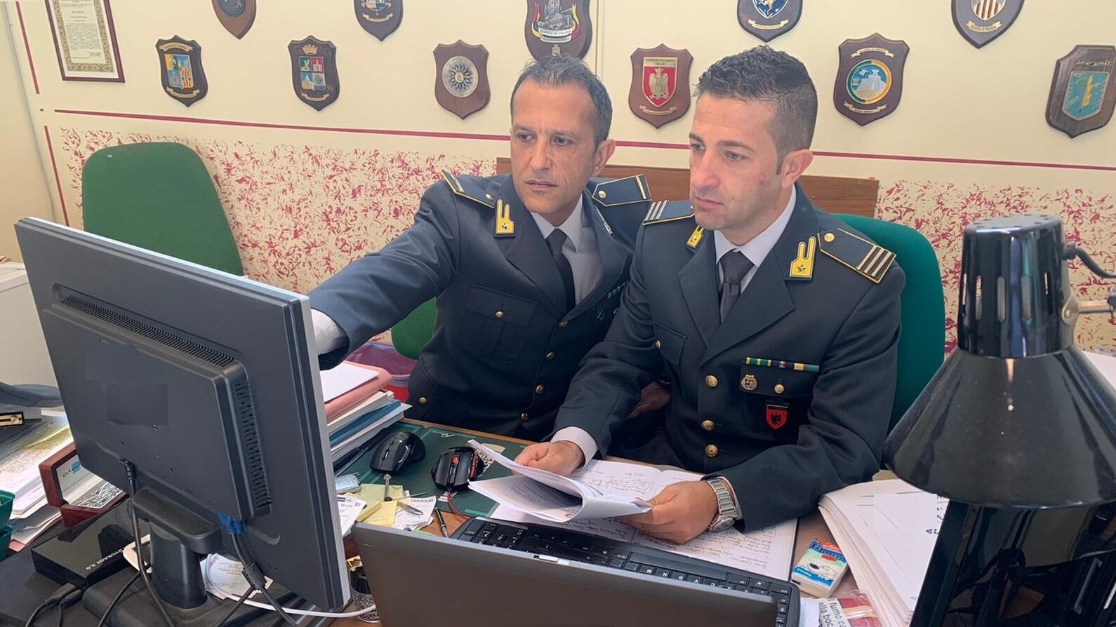 Rubavano i dati personali per stipulare contratti, denunciati due truffatori