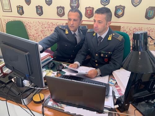 Rubavano i dati personali per stipulare contratti, denunciati due truffatori