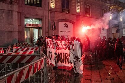 Tentativo di sfondamento contro la polizia alla Scala: nessuno scontro 3