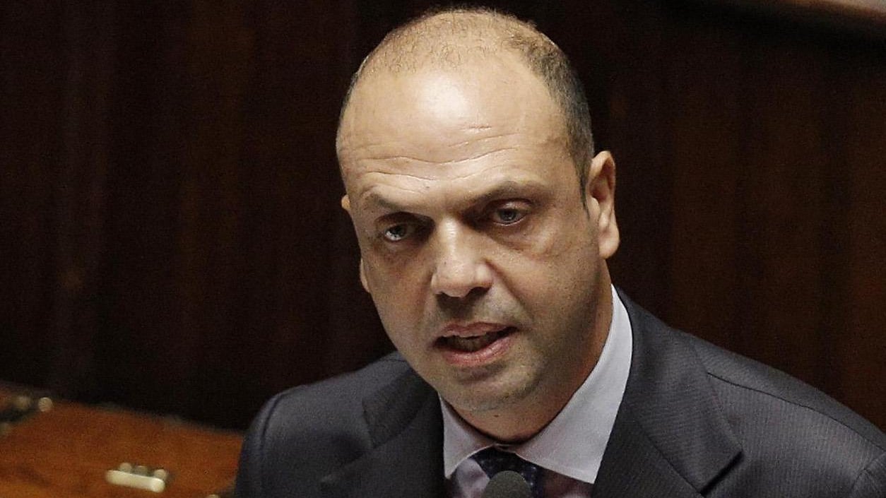 Santanchè: «Tradì Berlusconi, per me è obiezione di coscienza» Malumori anche nel Pd ma alla fine passa la linea del sostegno