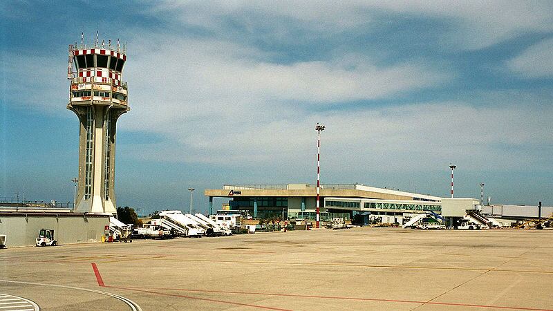 Panico sul volo Roma-Palermo: un caso sospetto blocca l'aereo
