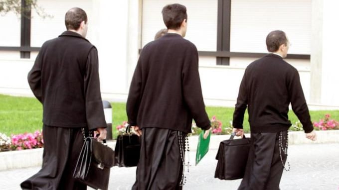 Anche i preti ora aprono alle unioni civili