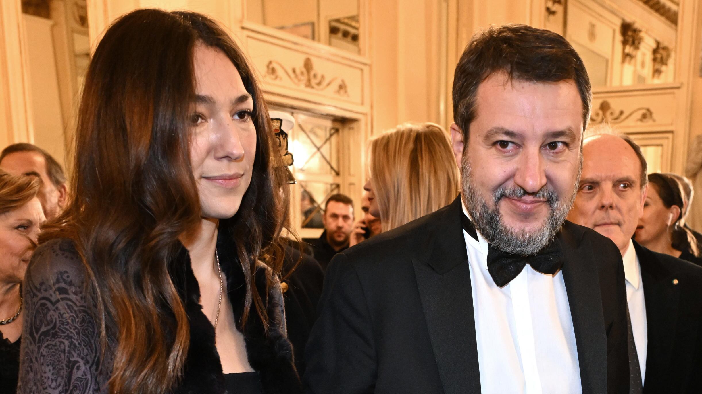 “Alla Scala si ascolta, non si urla”. La lezione di Salvini ai disturbatori rossi