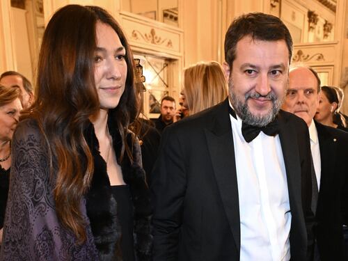 “Alla Scala si ascolta, non si urla”. La lezione di Salvini ai disturbatori rossi