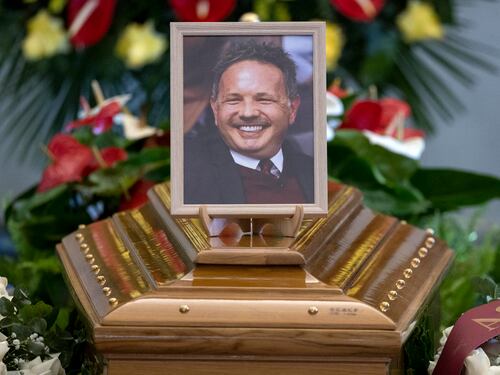 Le sciarpe, i fiori bianchi, le lacrime: l'ultimo saluto a Mihajlovic