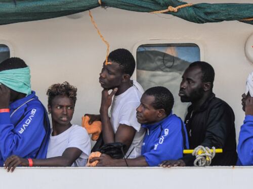 Virus, i migranti restano tutti: accolto pure chi è senza titolo