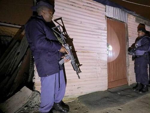 Sudafrica in mano alle bande criminali: governo schiera l’esercito