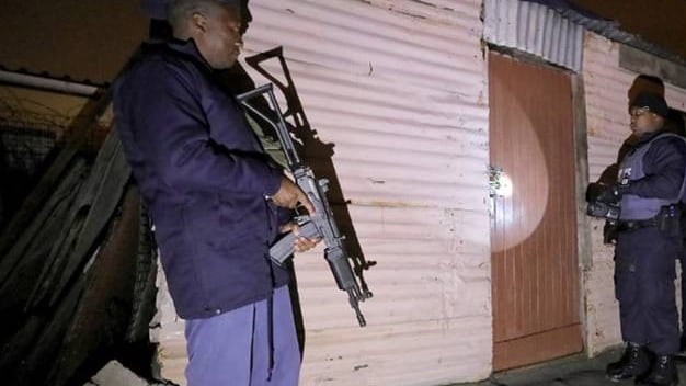 Sudafrica in mano alle bande criminali: governo schiera l’esercito
