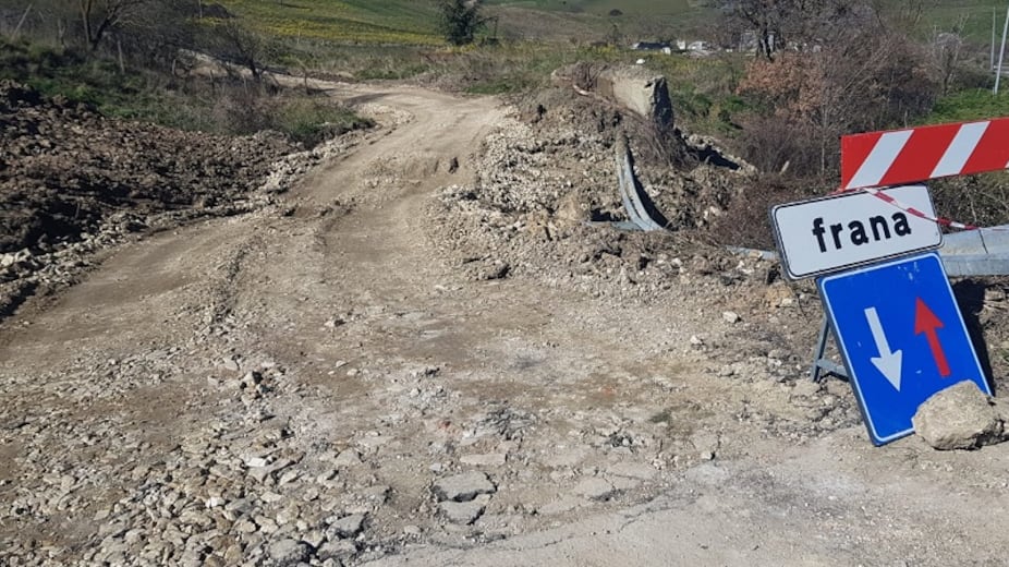 La Sicilia che si sbriciola, le strade inghiottite dalle frane