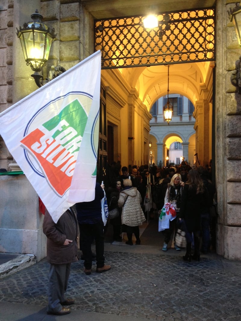 Berlusconi tra i sostenitori a Palazzo Grazioli 1