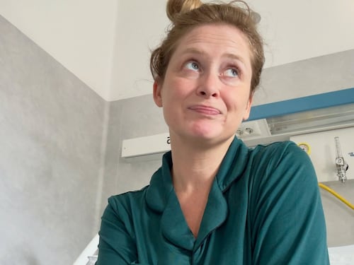 Alice Mangione ricoverata in ospedale per un’infezione: come sta l’attrice