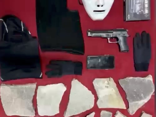 Sventata devastazione a Cremona: poliziotti sequestrano borsa con sassi, passamontagna e una pistola senza tappino