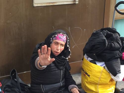 Feci sotto casa, botte, minacce: la rom espulsa resta in Italia e torna per minacciarlo