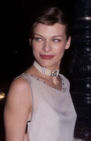 Milla Jovovich, mamma social contro i paparazzi 13