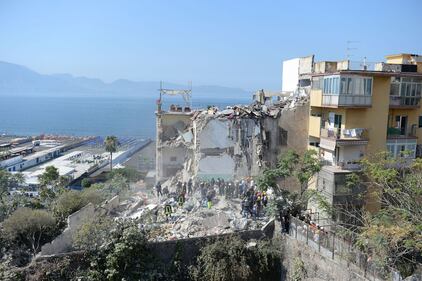 Le foto del crollo di Torre Annunziata 6