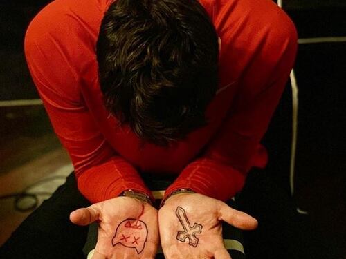 Corona preoccupa la Moric con il tatuaggio del diavolo. Nina: "Ti prego, non andare nel buco nero"