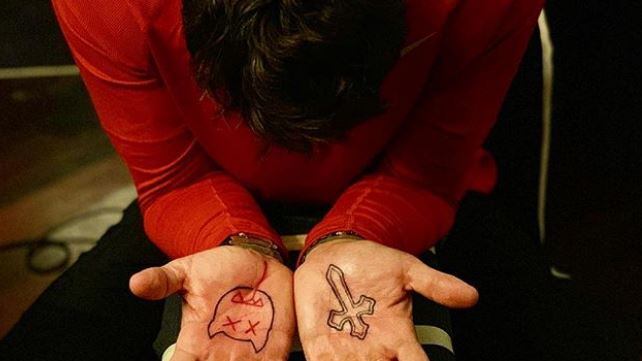Corona preoccupa la Moric con il tatuaggio del diavolo. Nina: "Ti prego, non andare nel buco nero"