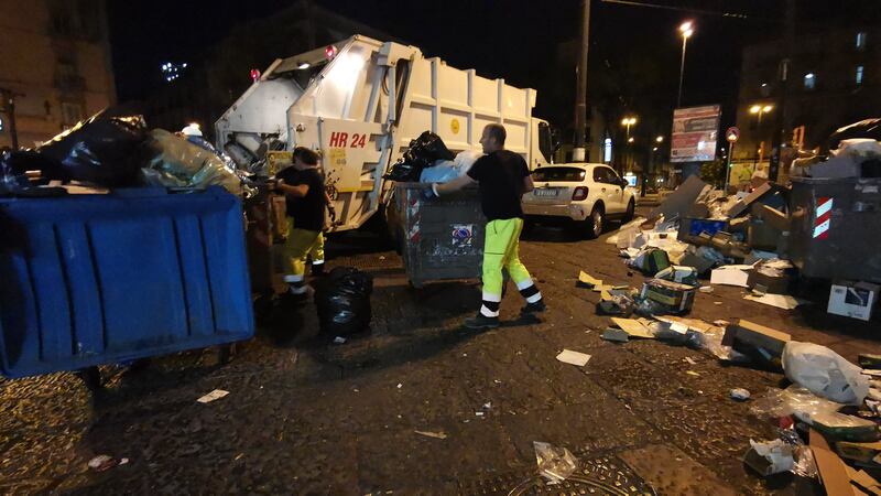 Napoli, raccolta di rifiuti al collasso: cumuli di immondizia in strada 3