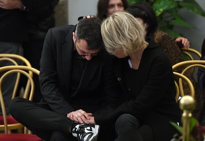 Maria De Filippi e il figlio alla camera ardente di Maurizio Costanzo 7