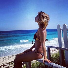 Elisabetta Canalis in bikini su Instagram 8