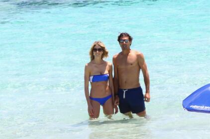 Elena Santarelli sexy in spiaggia 19