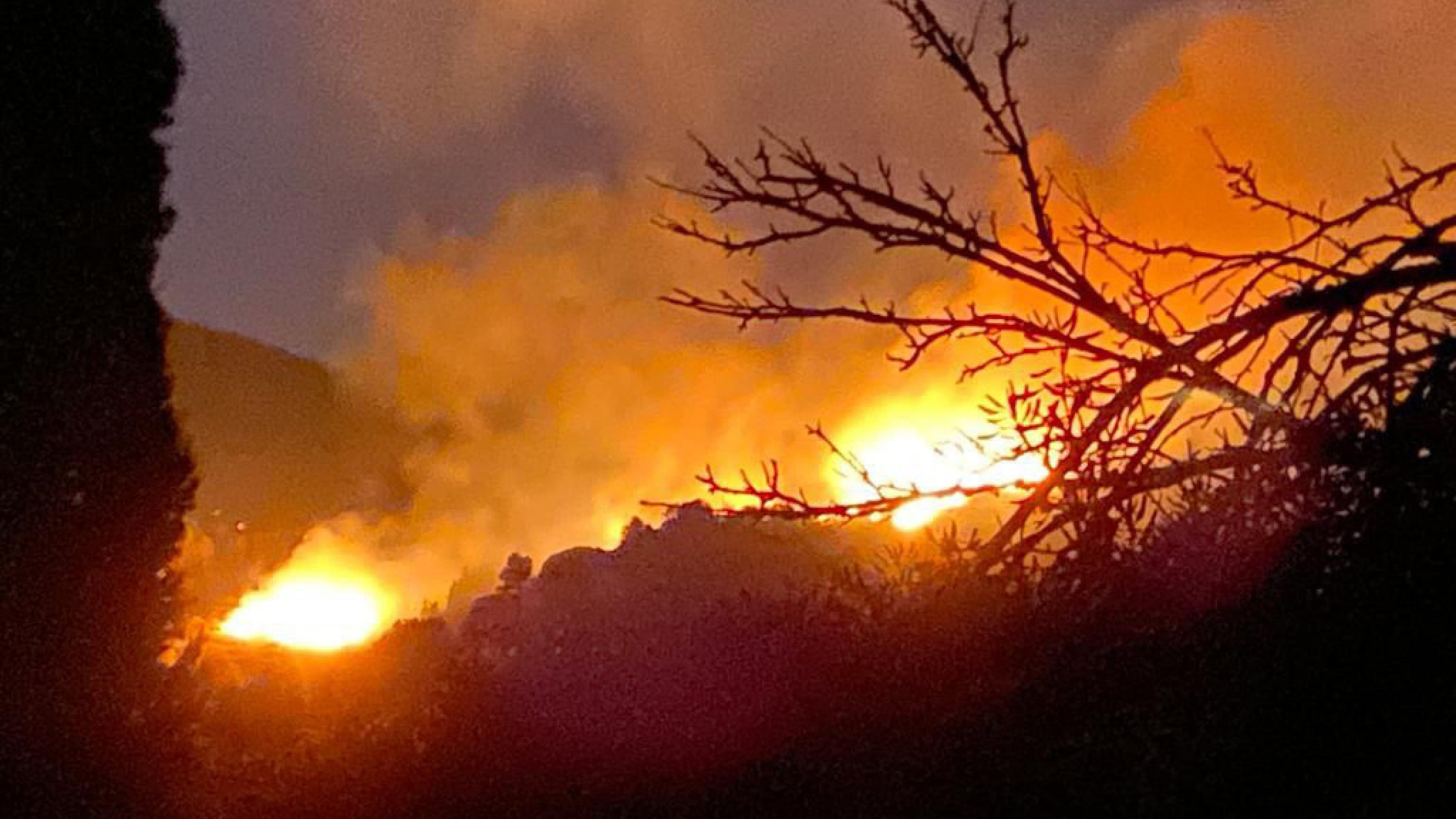 Terrore all'Isola d'Elba travolta dalle fiamme: centinaia di sfollati
