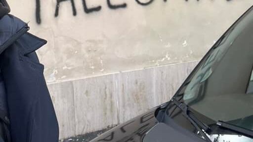 Targa imbrattata e scritta pro-Palestina: l'ultimo sfregio ad Israele