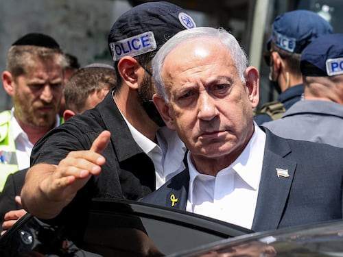 Bibi e il tutto o niente. Negoziatori eliminati ma ostaggi a rischio. Il ruolo del Fantasma