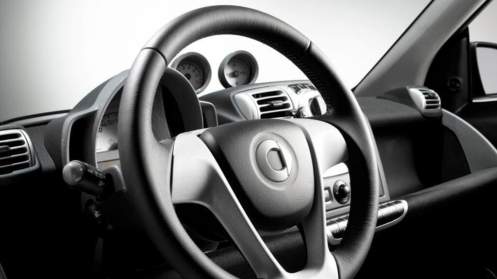 A ruba i volanti delle Smart: "Servono per l'airbag"