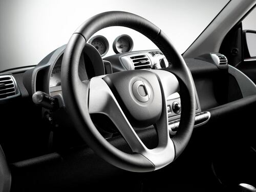 A ruba i volanti delle Smart: "Servono per l'airbag"