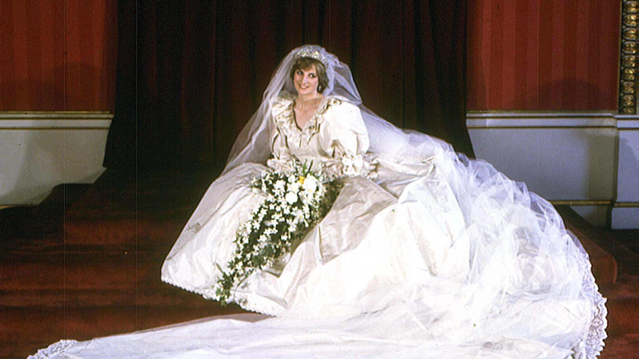 Lady Diana, la sua vita in cinque oggetti iconici