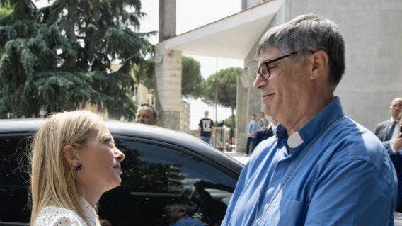 Pallottole al prete anti Camorra. Meloni: "Ma lo Stato è con lui"