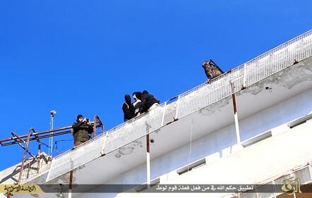 L'Isis uccide i gay buttandoli giù dai palazzi 5