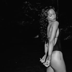 Rihanna, sexy in costume 1