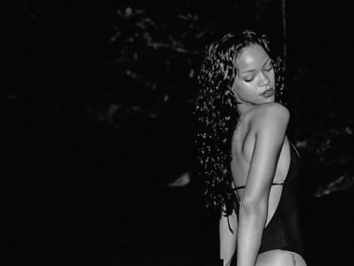 Rihanna, sexy in costume