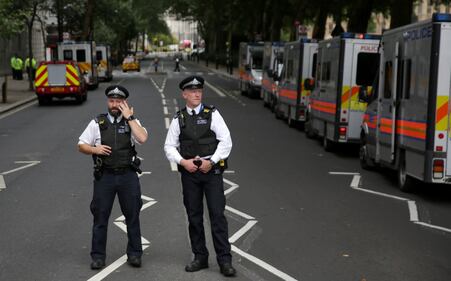 Londra, auto contro il parlamento 9