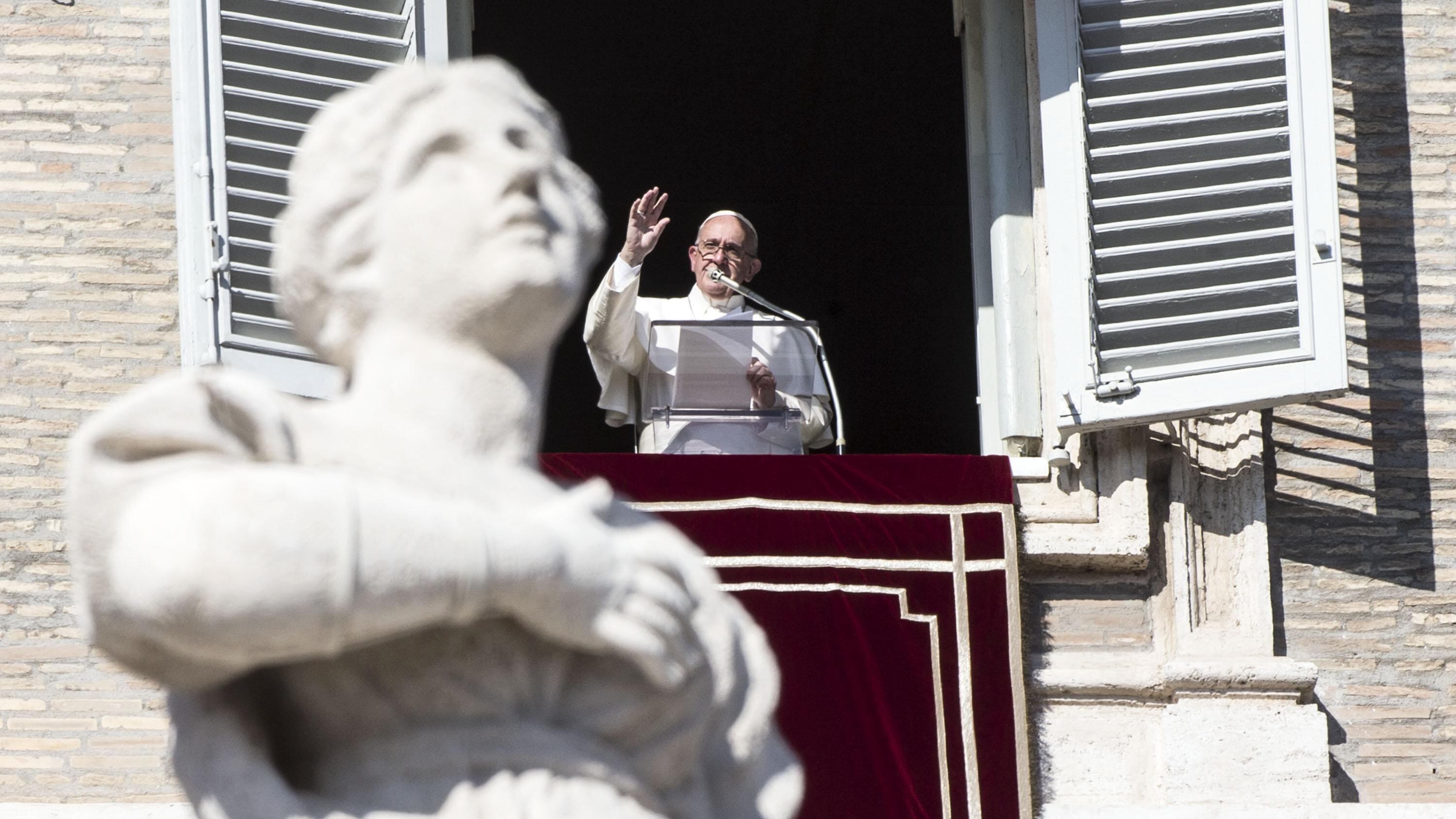 Piazza San Pietro piena per l'Angelus del Papa: i fedeli non hanno paura